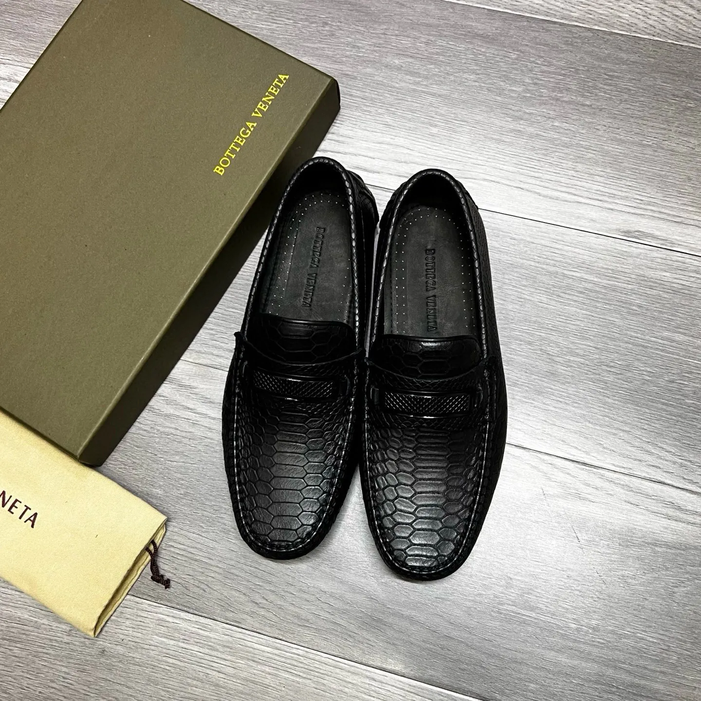 Factory price 480 BV 〰️Purely handmade classic men's beanie shoes👉👉driving shoes, slip-on shoes, made of imported cowhide from Italy, 💕water-dyed cowhide lining, 🔊original outsole, waterproof platform design, comfortable on the feet. Good choice for traveling and driving, single color available, code number: 38-44, (45 can be customized)